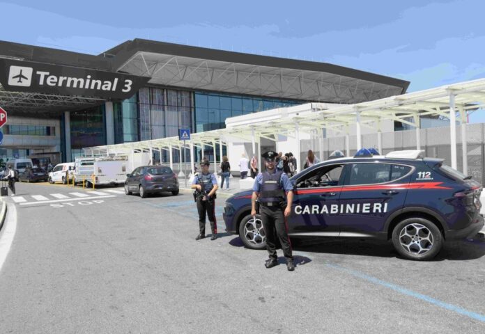 Le forze dell'ordine sanzionano dieci conducenti coinvolti nel trasporto pubblico abusivo all'aeroporto Leonardo da Vinci