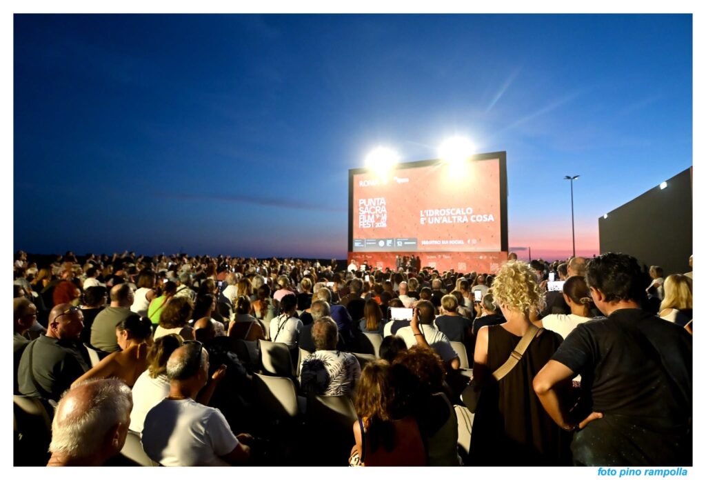 Folla di sorcini per Renato Zero a Punta Sacra Film Festival (VIDEO) 1 Bagno di folla all'Idroscalo per Renato Zero, che ha inaugurato la kermesse cinematografica con la proiezione della versione restaurata del cult "Ciao Nì"