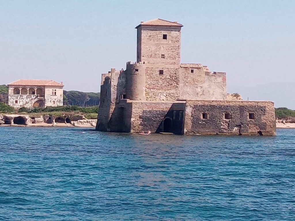 Torre Astura resta sbarrata: niente mare a luglio. E spunta l'allarme per il crollo della fortezza 1