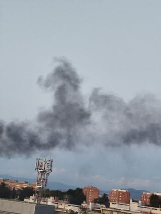 Incendio e colonna di fumo nero sopra all'Eur, avvertite esplosioni (VIDEO) 1
