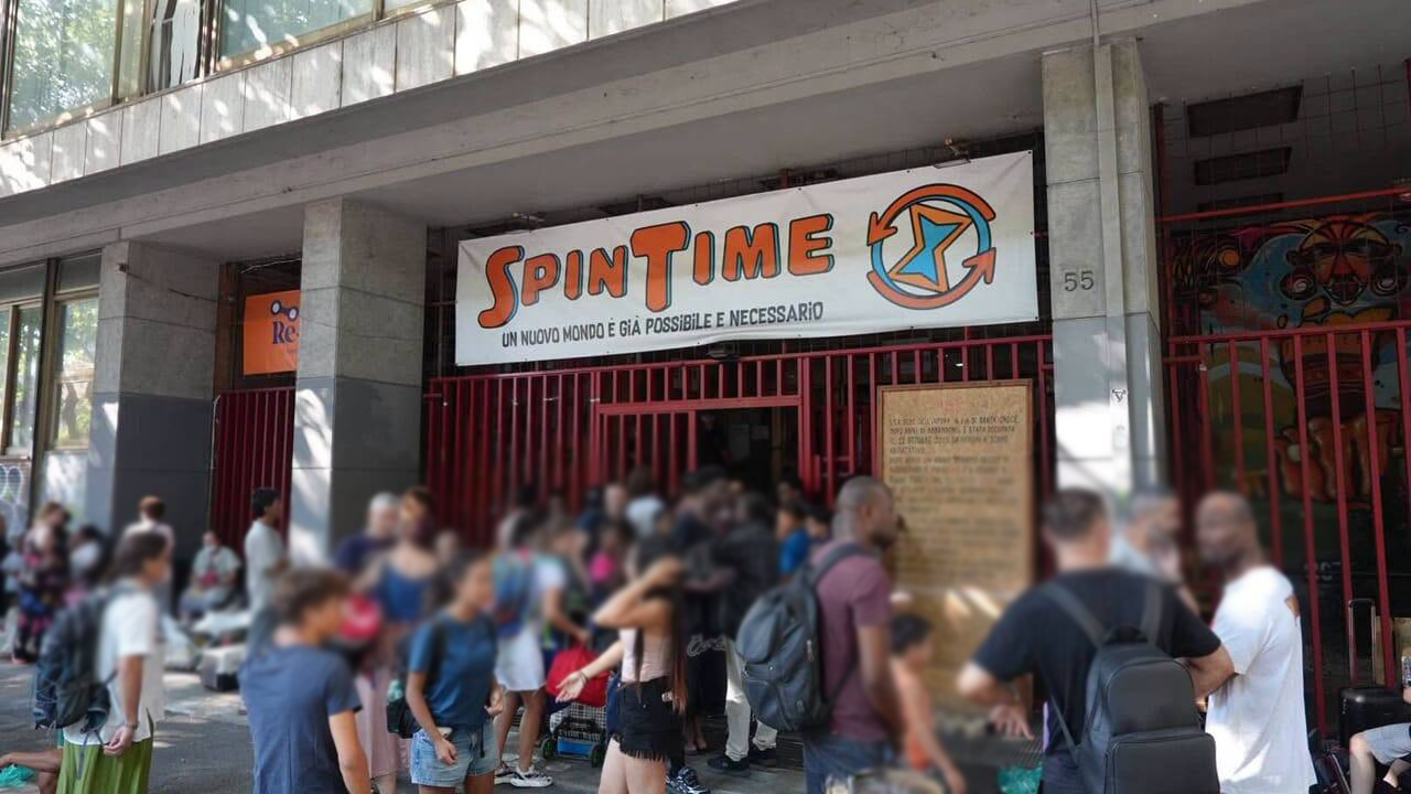 Notte di panico all’Esquilino, brucia Spin Time Lab: centro sociale evacuato dalle forze dell’ordine (FOTO) 1