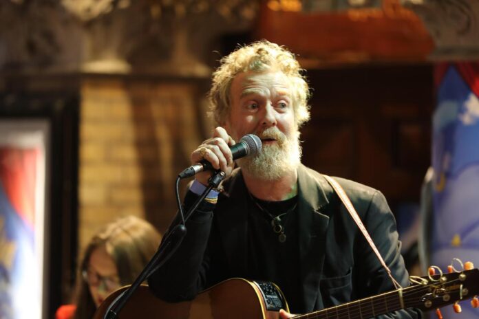 Addio a Glen Hansard, il cantautore premio Oscar morto in un incidente in moto