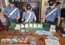 Arrestato con fucili e cocaina: scoperto arsenale in casa a Tor San Lorenzo