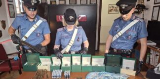 Arrestato con fucili e cocaina: scoperto arsenale in casa a Tor San Lorenzo
