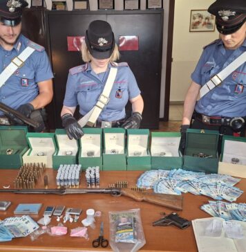 Arrestato con fucili e cocaina: scoperto arsenale in casa a Tor San Lorenzo