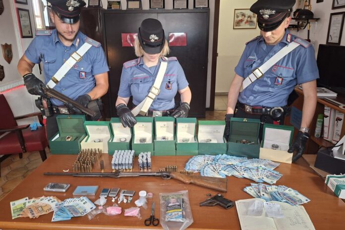 Arrestato con fucili e cocaina: scoperto arsenale in casa a Tor San Lorenzo
