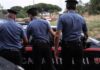 Rapinatori in azione danno reagiscono durante l'arresto: cosa è successo