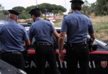 Rapinatori in azione danno reagiscono durante l'arresto: cosa è successo