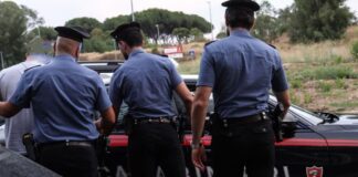 Rapinatori in azione danno reagiscono durante l'arresto: cosa è successo