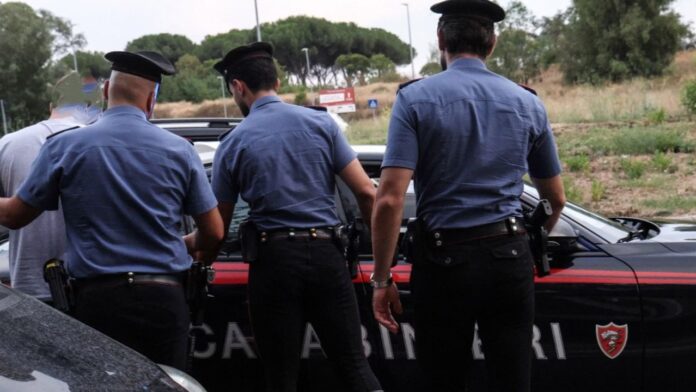Rapinatori in azione danno reagiscono durante l'arresto: cosa è successo