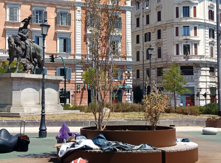 Restyling milionario sotto accusa: panchine roventi a 52,9 gradi, alberi morti e nessuna ombra a Piazza Risorgimento 1