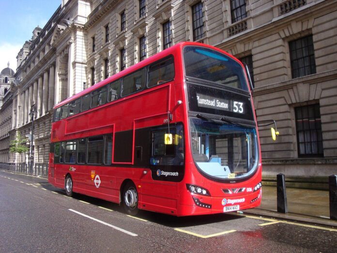 Gb, i celebri bus rossi ‘parlano’ cinese: svolta green a Londra con l’aiuto di Pechino