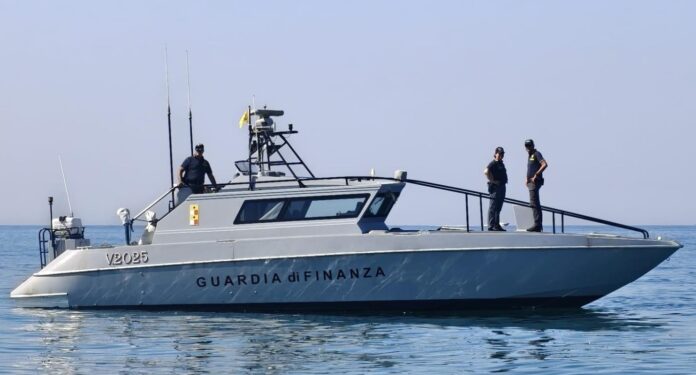 Guardia di Finanza Droga, lavoro nero, abusivismo: blitz della Guardia di Finanza su litorale tra Ostia e Pomezia