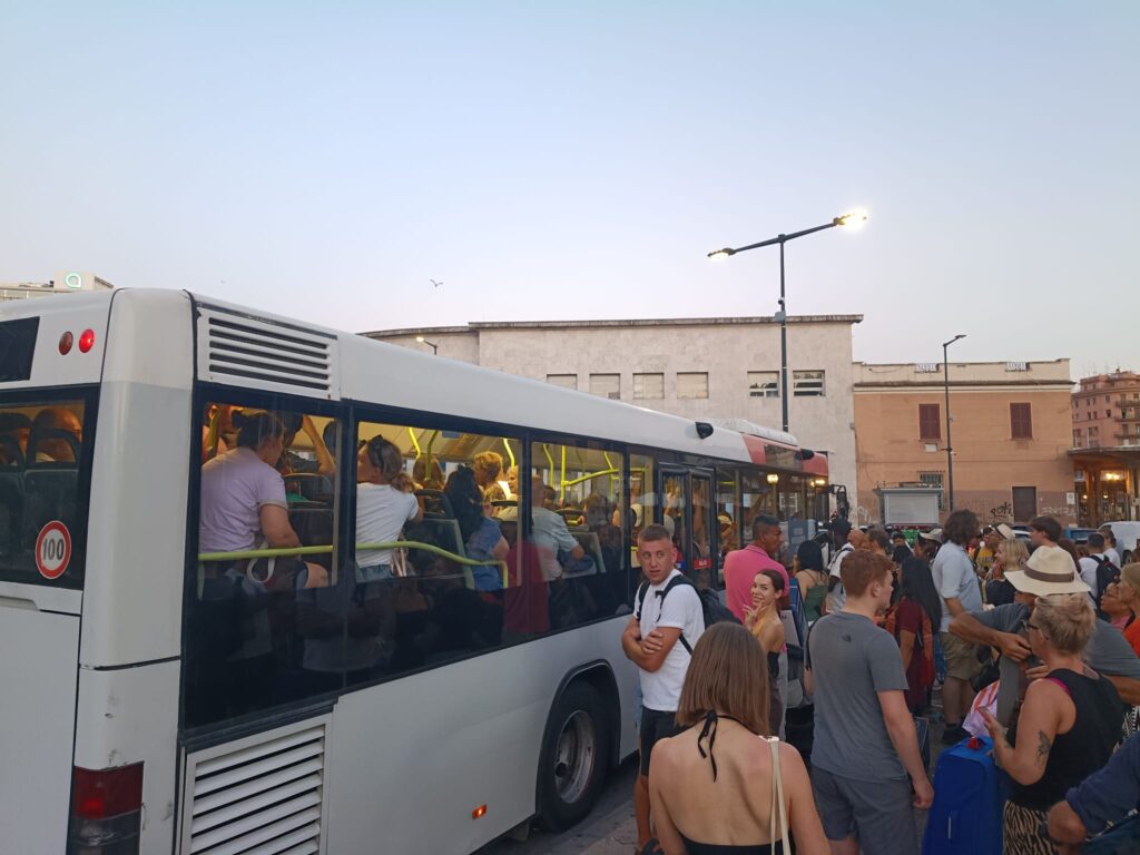 Domenica infernale lungo la Metromare: servizio interrotto, pendolari bloccati e inferociti (VIDEO) 2 Domenica infernale lungo la Metromare: servizio interrotto, pendolari bloccati e inferociti (VIDEO) 2