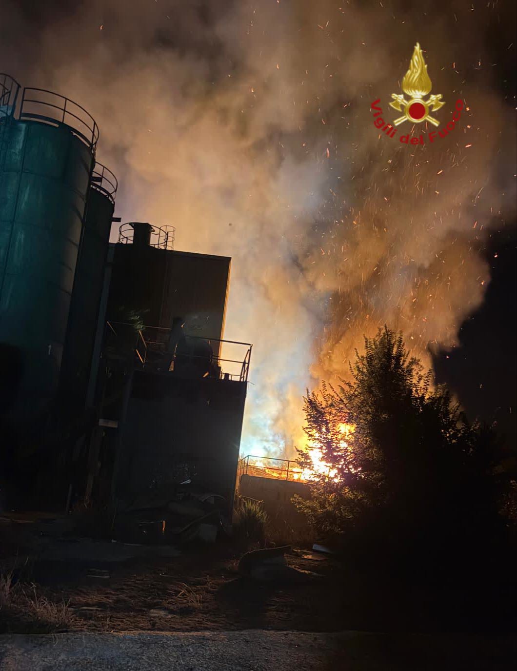 Vasto incendio in discarica abusiva sulla Tiberina, fiamme distruggono edificio abbandonato 1