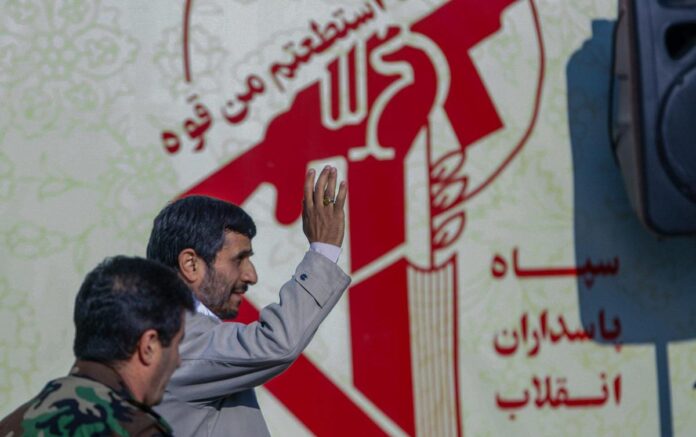“Incontri segreti del Mossad con Ahmadinejad”, il piano di Israele per il cambio di regime in Iran