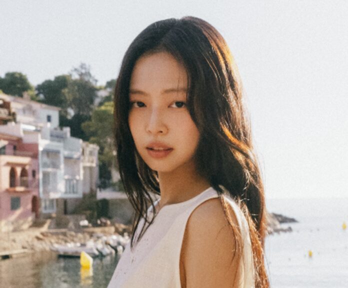 Jennie torna con il nuovo singolo ‘Less Than a Lover’: il racconto di un amore estivo