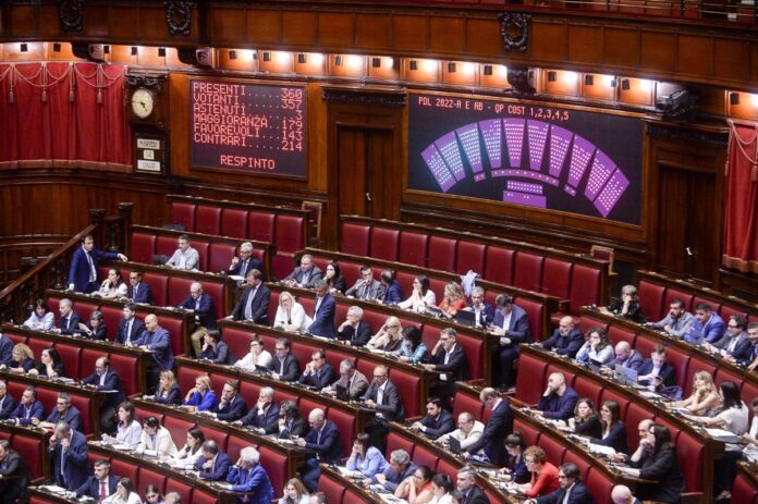 Legge elettorale, franchi tiratori mandano sotto governo su preferenze. Ira Meloni: “Ha vinto palude, serve una riflessione”