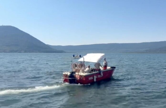 Marito Roccella disperso, ricerche senza sosta nel lago di Vico: operazioni difficili per il fondale pieno di alghe