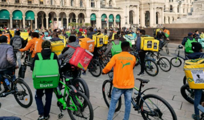 Milano ferma i rider nelle ore roventi: “Ma noi restiamo senza reddito”