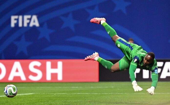 Mondiali, Mpasi show nel primo tempo contro l’Inghilterra: chi è il portiere del Congo
