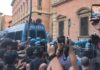 Morto ammanettato a Bologna, coro “assassini” e tensioni tra agenti e corteo: polizia usa idranti e lacrimogeni