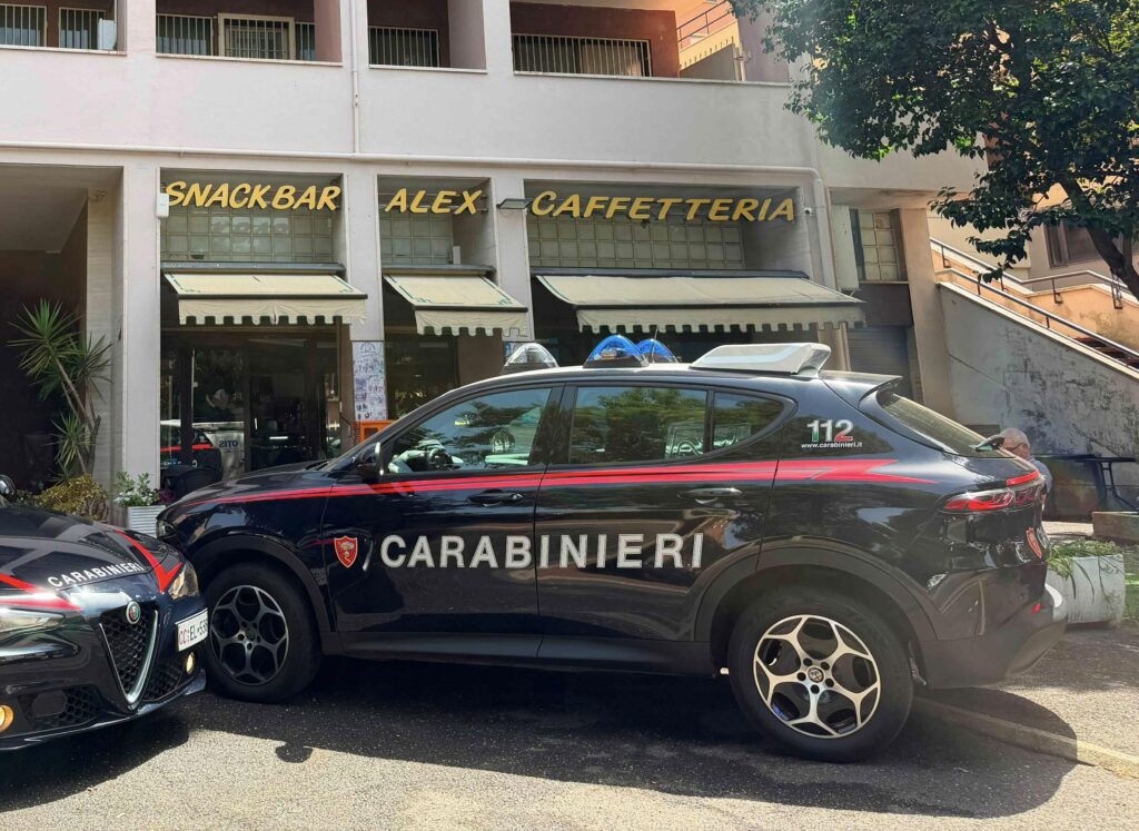 Panico al bar a Roma: entra con il machete e devasta tutto 1 Panico al bar a Roma: entra con il machete e devasta tutto 1