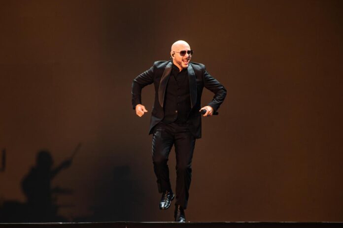 Pitbull canta davanti alla più grande folla di ‘calvi’ al mondo: il record