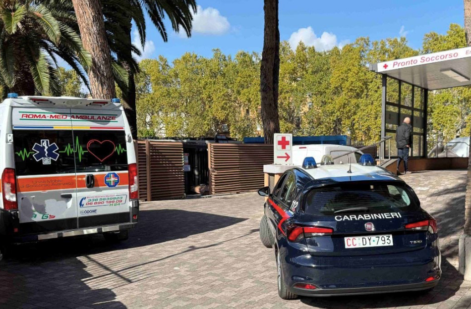 Follia in centro: senza fissa dimora prende a pugni conducente e si scaglia contro la guardia in ospedale (FOTO) 1