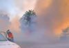 Inferno di fuoco a Roma Est: rogo di sterpaglie e alberi a ridosso dei binari. Treni sospesi da ore (FOTO)