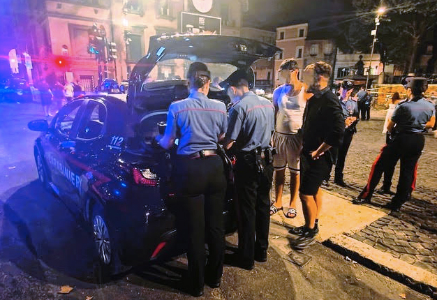 Trastevere ostaggio di bande notturne: branco di 11 pregiudicati assediava la zona di Ponte Sisto (FOTO) 1 Trastevere ostaggio di bande notturne: branco di 11 pregiudicati assediava la zona di Ponte Sisto (FOTO) 1