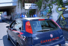Per mesi estorce denaro e sigarette terrorizzando una famiglia: fermato l’incubo di una tabaccheria romana