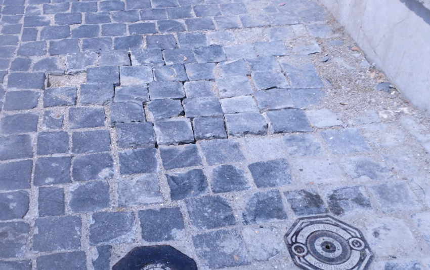 Cantiere di Ostia Antica chiude e lascia le buche sul marciapiede: anziana cade e rischia danni cerebrali (FOTO) 1