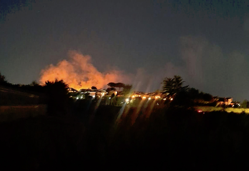 Inferno a ridosso del Gazometro: rogo esplode in un accampamento abusivo sotto Ponte della Scienza (VIDEO) 2