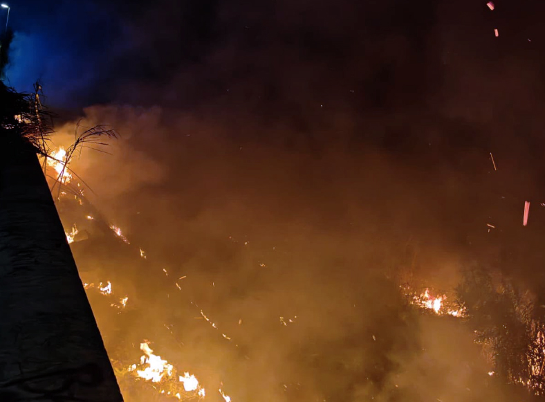 Inferno a ridosso del Gazometro: rogo esplode in un accampamento abusivo sotto Ponte della Scienza (VIDEO) 1