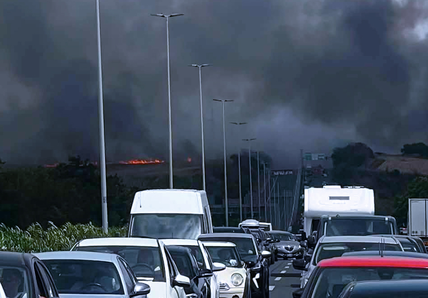 Fiamme e fumo paralizzano il Grande Raccordo Anulare: auto abbandonate e contromano per fuggire dal rogo (VIDEO) 1