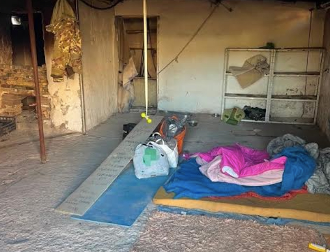Materassi marci e montagne di rifiuti a rischio incendio: blitz nell'orrore delle occupazioni abusive a Roma nord (FOTO) 1