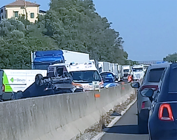 Schianto sulla Pontina chiusa al traffico: auto si ribalta nello scontro con un furgone (FOTO) 1