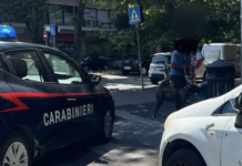 Attimi di tensione in piazzale della Stazione del Lido. Durante un intervento per sedare un violento diverbio, il cane di uno dei contendenti si è scagliato contro un carabiniere ferendolo alla gamba. Il proprietario è stato denunciato