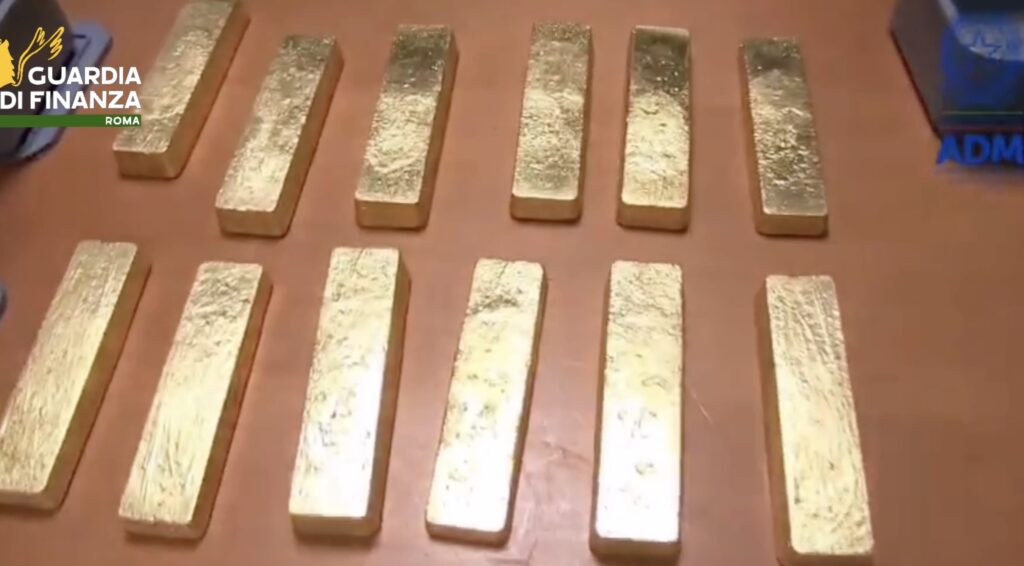 Blitz a Roma: lingotti d’oro in valigia per 8 milioni di euro, scatta il sequestro record 1 Blitz a Roma: lingotti d’oro in valigia per 8 milioni di euro, scatta il sequestro record 1