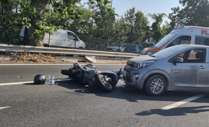 Un incidente su via Ostiense ha provocato disagi alla circolazione stradale questa mattina: un'utilitaria e un mezzo a due ruote si sono scontrati all'altezza dell'incrocio con via Fiumalbo, richiedendo l'intervento dei soccorritori