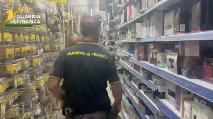 Vasta operazione dei baschi verdi sul litorale sud tra Torvaianica, Anzio e Ostia: scoperti lavoratori in nero, merci pericolose e una struttura extralberghiera fuorilegge