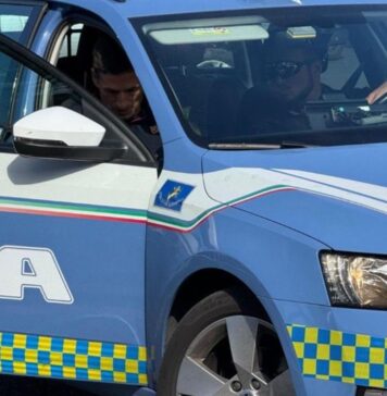 Tenta di investire due poliziotti sull'autostrada A1 poi scappa: fermato per tentato omicidio