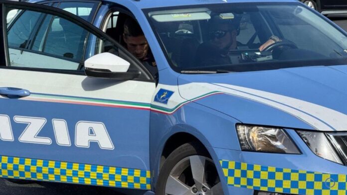 Tenta di investire due poliziotti sull'autostrada A1 poi scappa: fermato per tentato omicidio