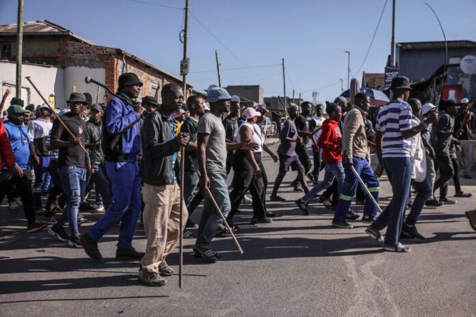 Sudafrica, proteste anti migranti: ronde manifestanti tra le case per cercare irregolari