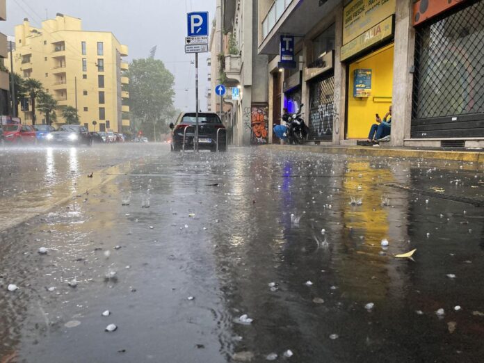 Tregua dal caldo record, inizia il maltempo estremo con temporali e grandine: come cambia il meteo