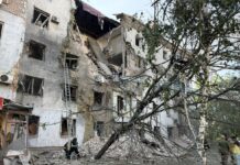 Ucraina, attacchi russi a Zaporizhzhia e Kharkiv: 6 morti. Kiev colpisce deposito petrolio