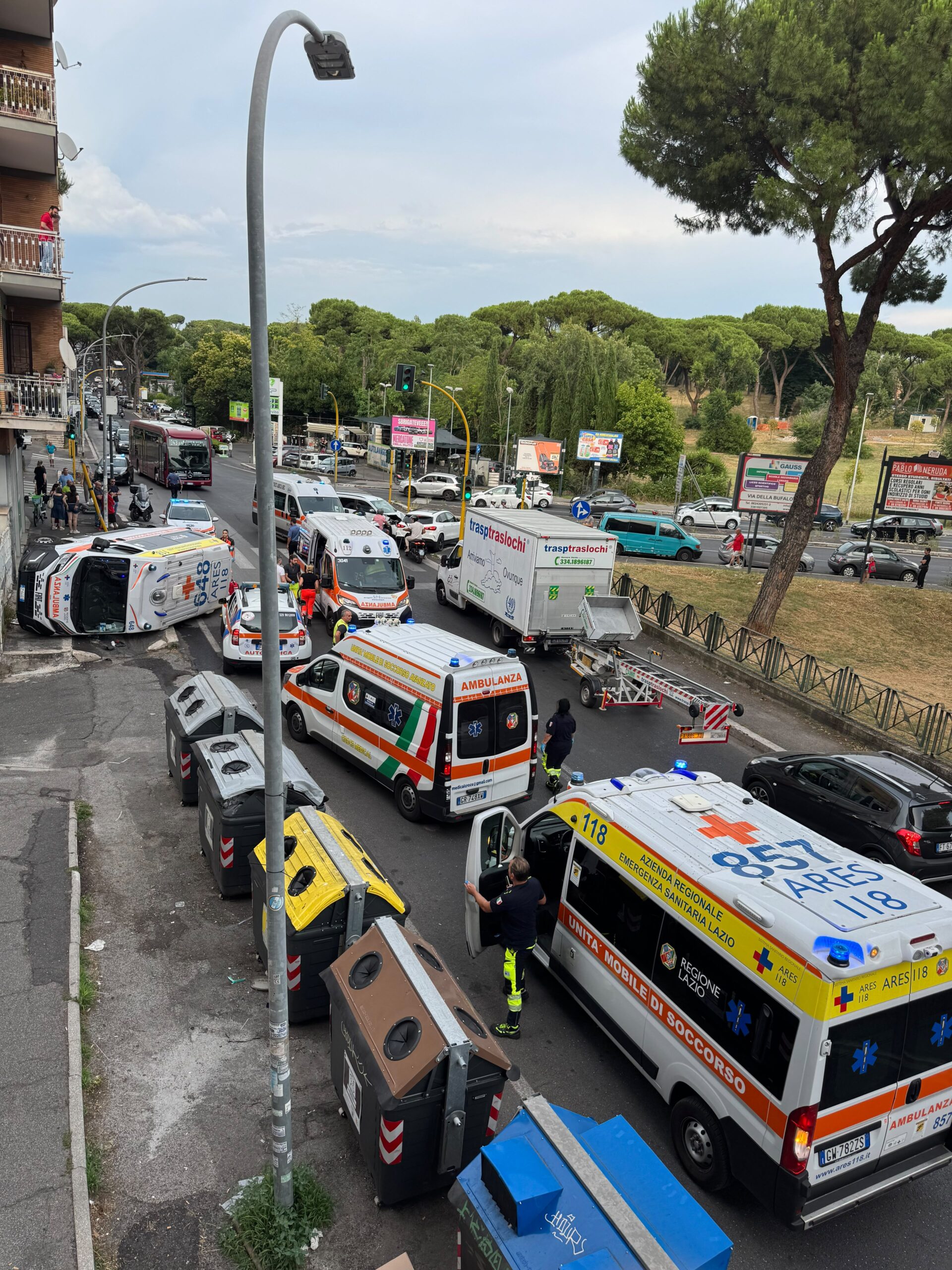 Ambulanza si ribalta con una paziente a bordo a Roma: i sanitari feriti la salvano dalle lamiere 1 Ambulanza si ribalta con una paziente a bordo a Roma: i sanitari feriti la salvano dalle lamiere 1