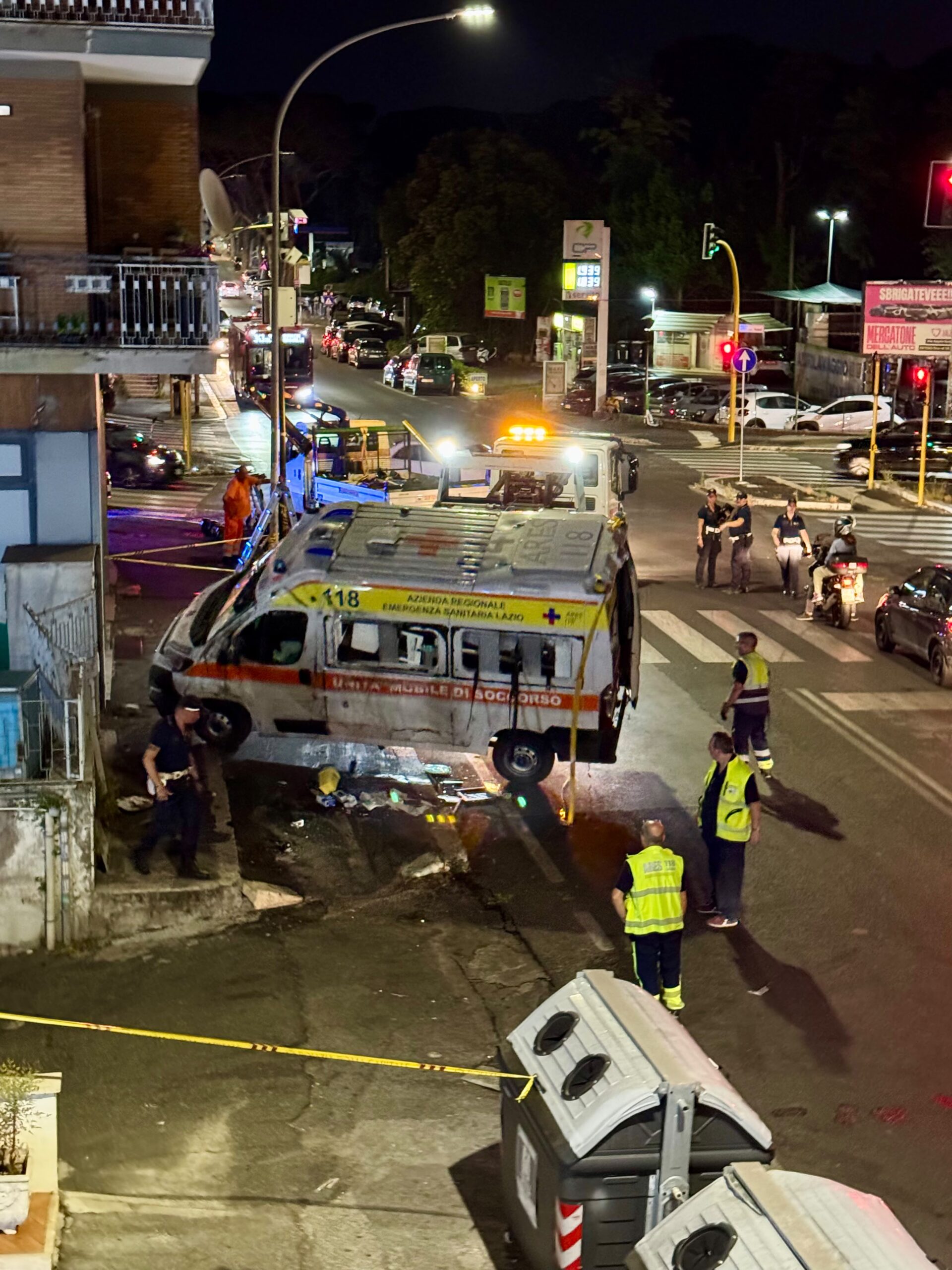Ambulanza si ribalta con una paziente a bordo a Roma: i sanitari feriti la salvano dalle lamiere 2 Ambulanza si ribalta con una paziente a bordo a Roma: i sanitari feriti la salvano dalle lamiere 2
