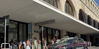 I militari hanno bloccato un trentasettenne mentre costringeva la ex a salire su un convoglio ferroviario, arrestandolo con le pesanti accuse di sequestro di persona e minacce